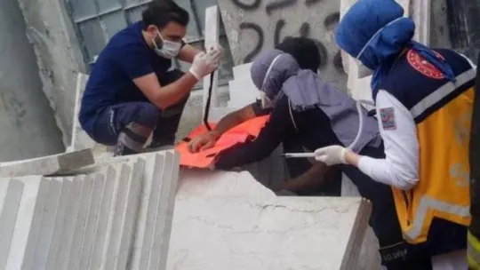 Ziyarette gittiği atölyede mermer blokların altında sıkıştı