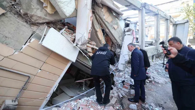 Bölgedeki tüm binalarda ve zeminde detaylı ölçümler yapılıyor