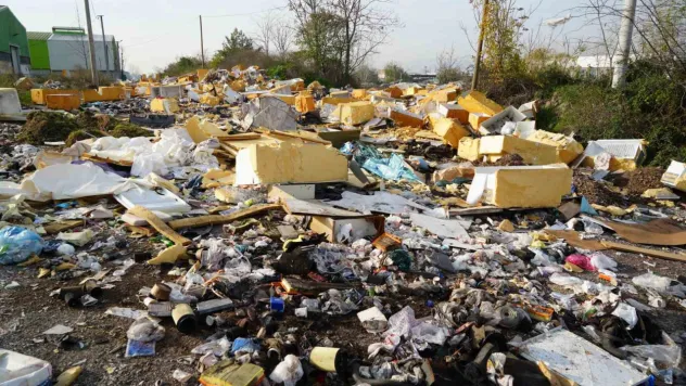 Açık hava çöplüğü: Güveç bile var