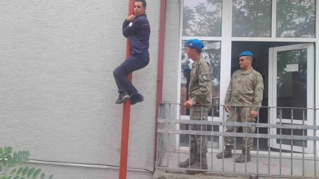 Askeri personele yangın tatbikatı