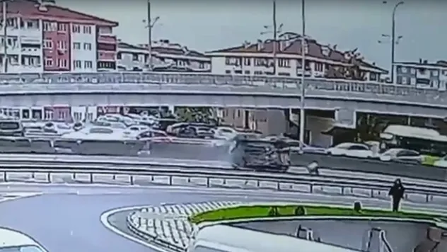 Beton bariyere çarpan otomobil devrilip sürüklendi