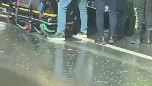 D100 kara yolunda kaza yapan araç ters döndü