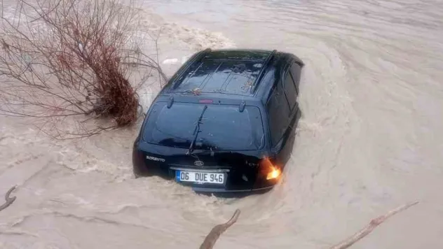Dereye sürüklenen araç ertesi gün ortaya çıktı