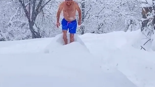 Eksi 10 dereceyi aldırmadan şortuyla karda yüzdü