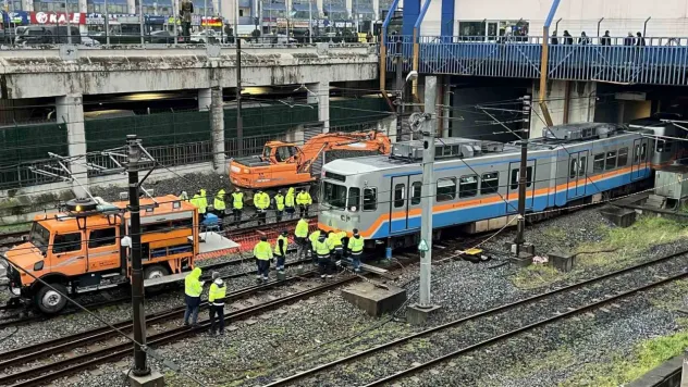Metro raydan çıktı, ulaşımda aksamalar yaşanıyor