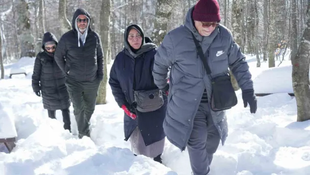 Bembeyaz örtü üstünde kar topu savaşı yaptılar