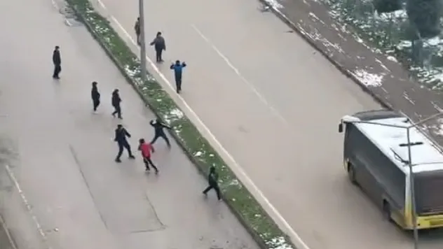 Kar topu gerginliği: Otobüs şoförü çocukları sopayla kovaladı