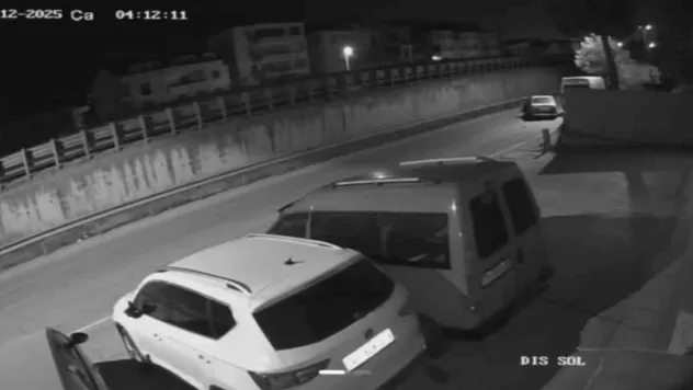 İterek çaldıkları otomobile kontak ararken yakalandılar