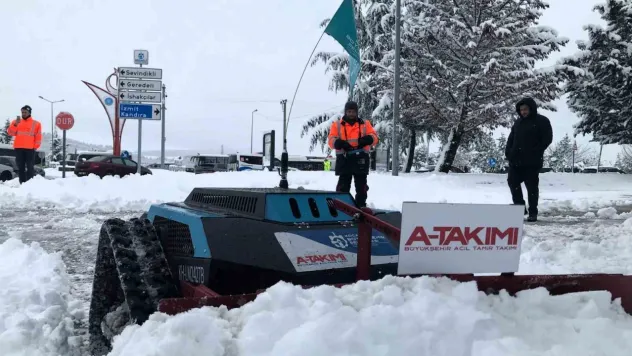 Kaldırımlar robotik araçlarla kardan temizleniyor