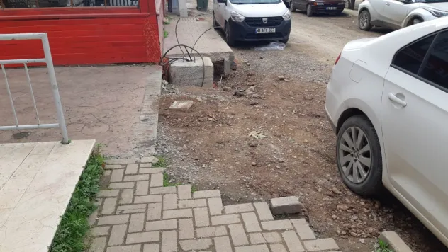 Kaldırımlar yok ediliyor