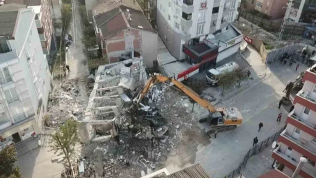 Kocaeli'de 4 kişiye mezar olan binanın enkazı kaldırılıyor