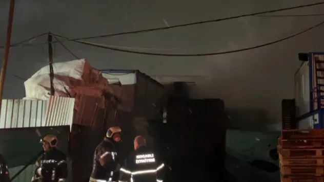 Kocaeli'de palet deposunda yangın
