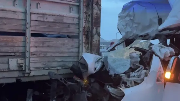 Kocaeli'de servis minibüsü ile kamyon çarpıştı: 7 yaralı