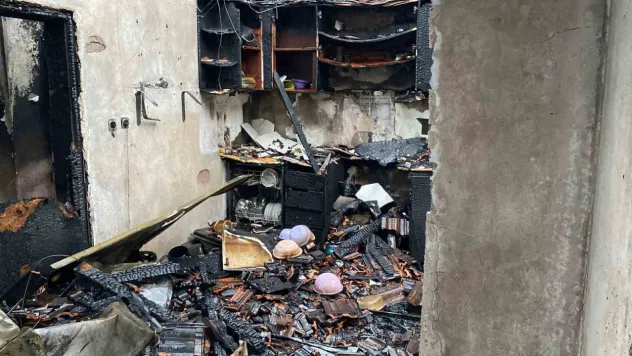 Evlerin çatıları uçtu, vatandaş tenteyle birlikte savruldu