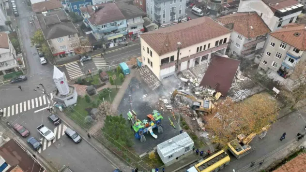 Kocaeli'de riskli bina yıkıldı