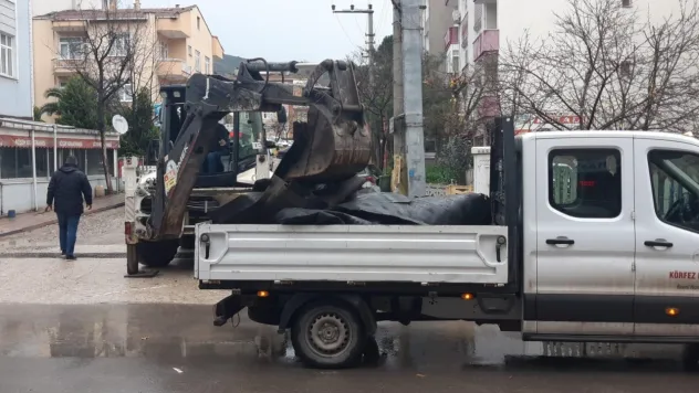 Şiddetli fırtınada çatılar uçtu, araçlar hasar gördü