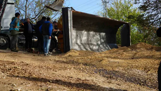 Mıcır yüklü kamyonun damperi devrildi, sürücü bayıldı