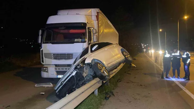 Otomobil bariyerlerde 15 metre sürüklenerek tıra çarptı: 4 yaralı