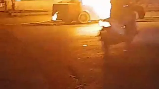 Park halindeki otomobil yandı