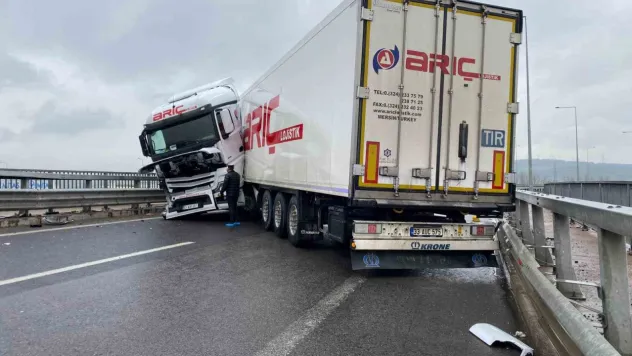 Sağanak beraberinde kazayı getirdi: Kuzey Marmara Otoyolu'nda tır makasladı