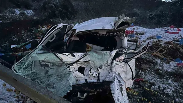 Kamyonet takla attı: Baba ve oğlu yaralandı