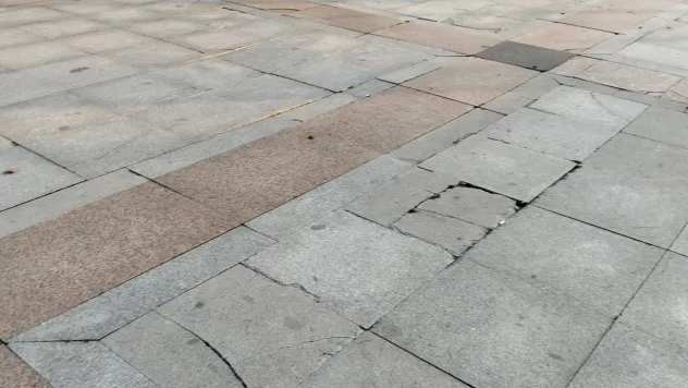 Seka Park zemini çatladı