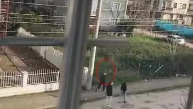 Sokak ortasında havaya ateş etti