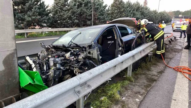 TEM'de otomobilin çarptığı bariyer yerinden söküldü: 1 yaralı