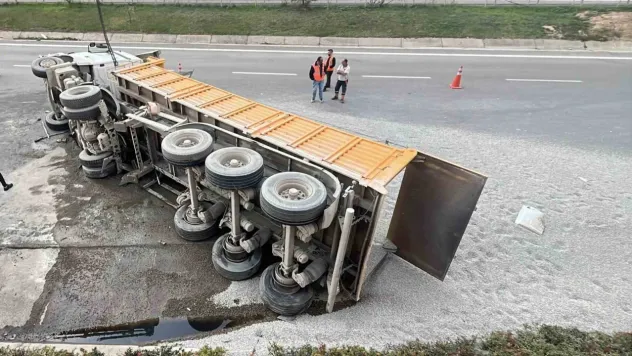 TEM Otoyolu'nda mıcır yüklü kamyon devrildi