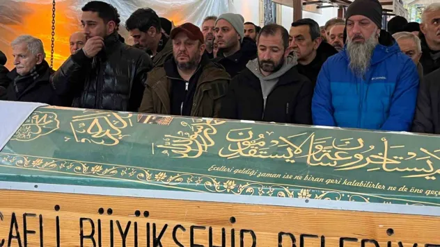 Ünlü oyuncunun babası İzmit'ten son yolculuğuna uğurlandı