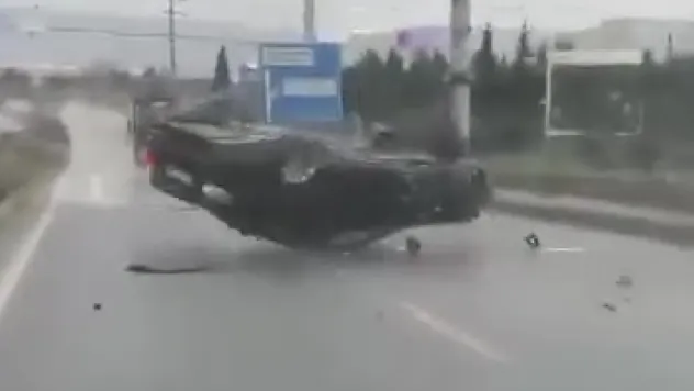 Yağışlı yolda makas atan otomobil tepetaklak oldu