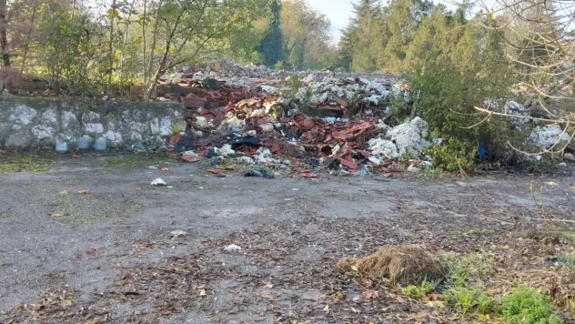 Yeşil alan moloz döküm sahası gibi kullanılıyor