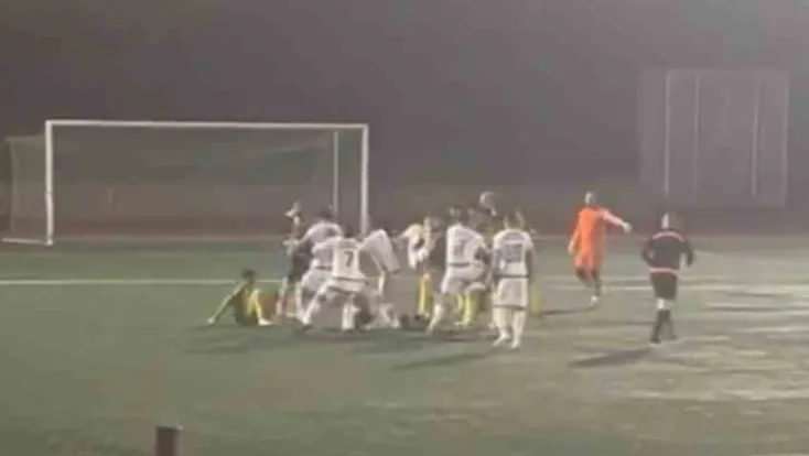 Amatör maçta futbolcular tekme tokat birbirine girdi