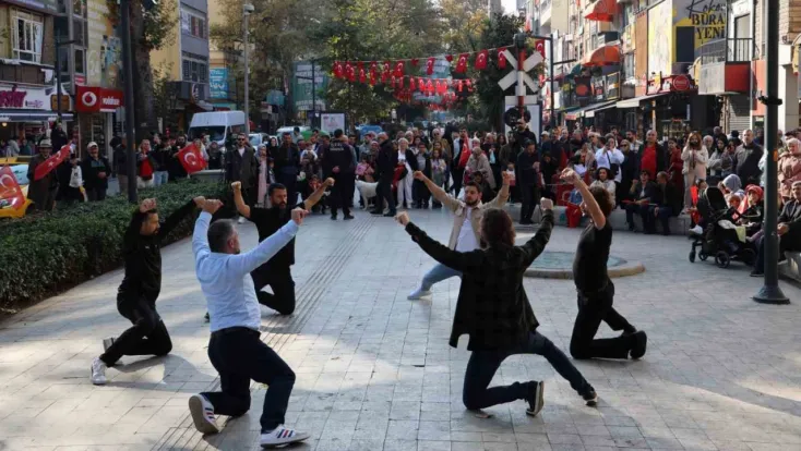 Cumhuriyet’in 101. yılını zeybekle kutladılar