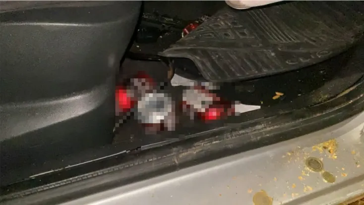 Direğe çarpan otomobildeki 4 kişi yaralandı: Araçtan alkol kutuları çıktı