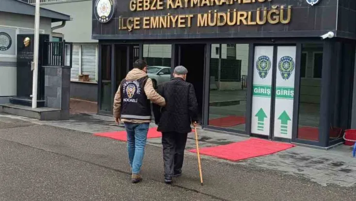 Dolandırıcılıktan aranıyordu, emniyete bastonuyla götürüldü
