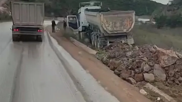 Freni boşalan damperli güçlükle durabildi