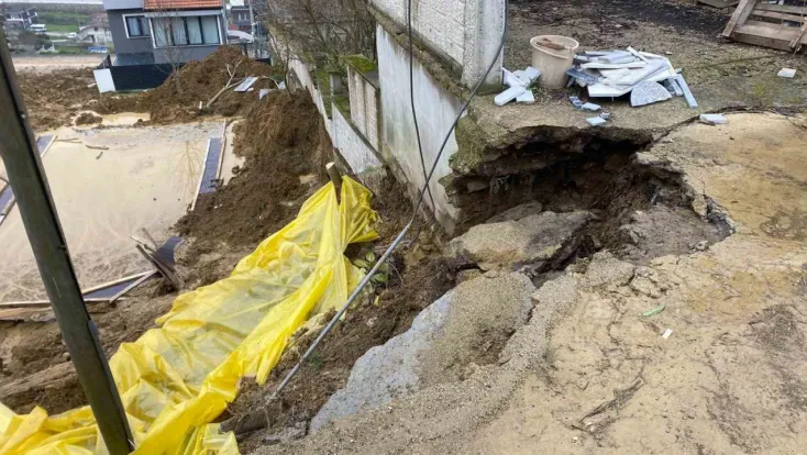 İnşaat kazısında toprak kaydı, yolun bir bölümü çöktü