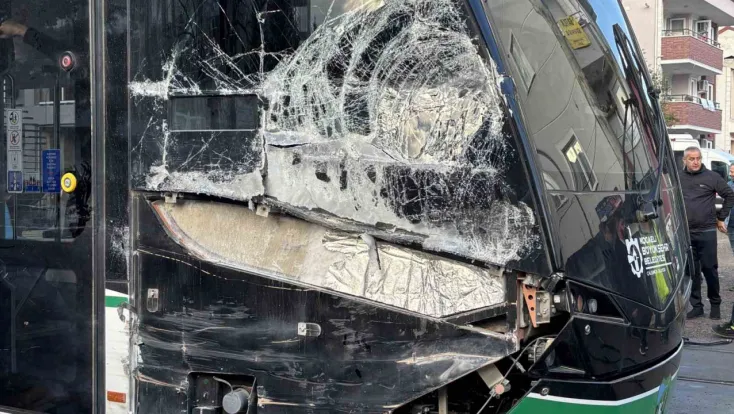 Kocaeli’de çöp kamyonu tramvaya çarptı: 3 yaralı