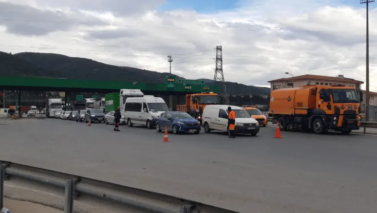 Otoyol çıkışında onarım trafiği kilitledi