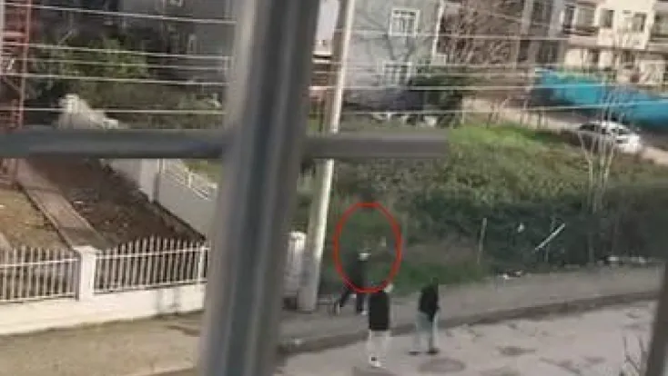 Sokak ortasında havaya ateş etti