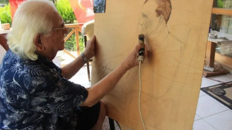 1 buçuk milyon kağıdı yapıştırarak resim yaptı