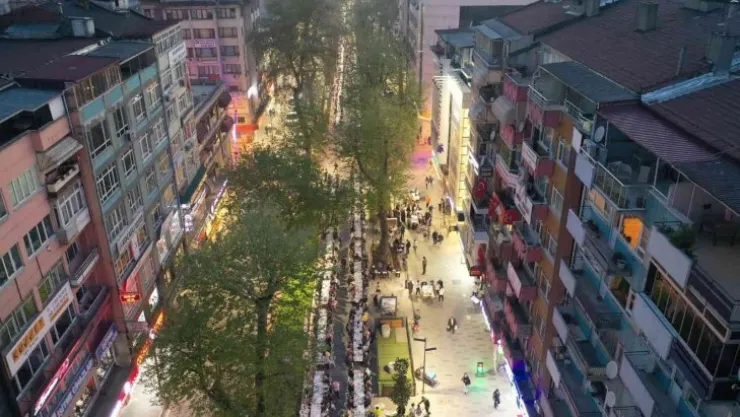 İzmit'te 3 kilometrelik iftar sofrası!