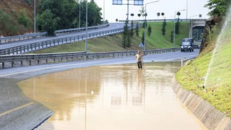 10 dakika süren kuvvetli sağanak yolları göle çevirdi