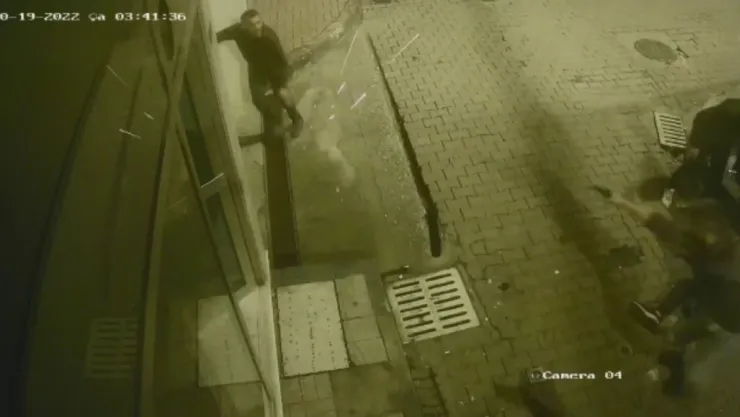 Mermisi bitince silahın kabzasıyla vurmaya başlamış