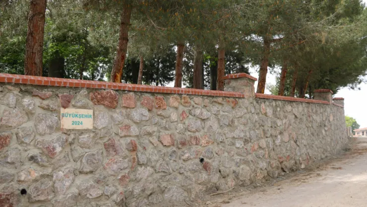 17 mezarlıkta taş duvar ve tel çit yapılıyor