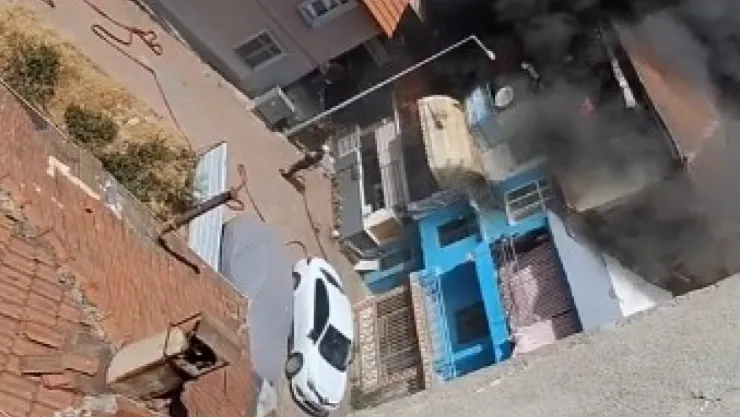 2 binayı saran yangında 3 kişi mahsur kaldı: 7 daire hasar gördü