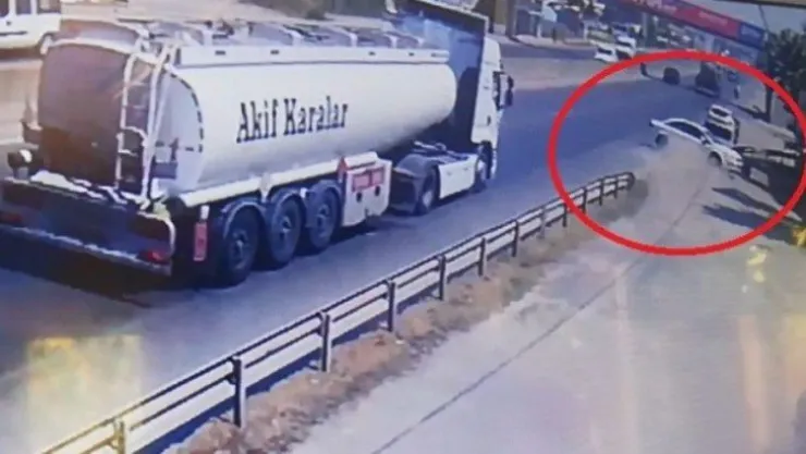 2 kişinin yaralandığı otomobil yol kenarına böyle uçtu