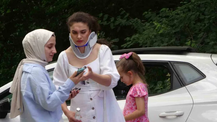 2 otomobil çarpıştı: 1'i çocuk 6 yaralı