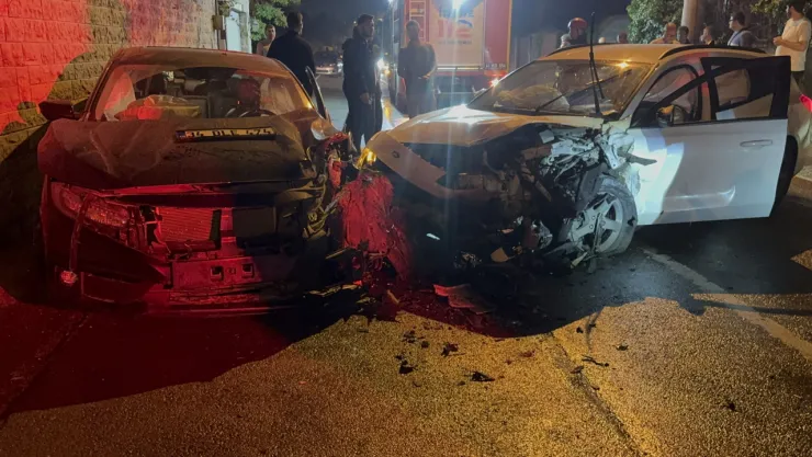 2 otomobil kafa kafaya çarpıştı: 6 yaralı